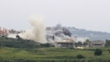 Asap membubung dari lokasi serangan udara oleh Israel di Desa Tayr Harfa, di selatan Lebanon, Sabtu, 26 April 2024. (Foto: Kawnat Haju/AFP)