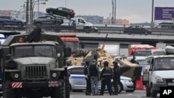 Um APC e polícias parados na estrada nos arredores de Moscovo, Rússia, 24 de junho de 2023.