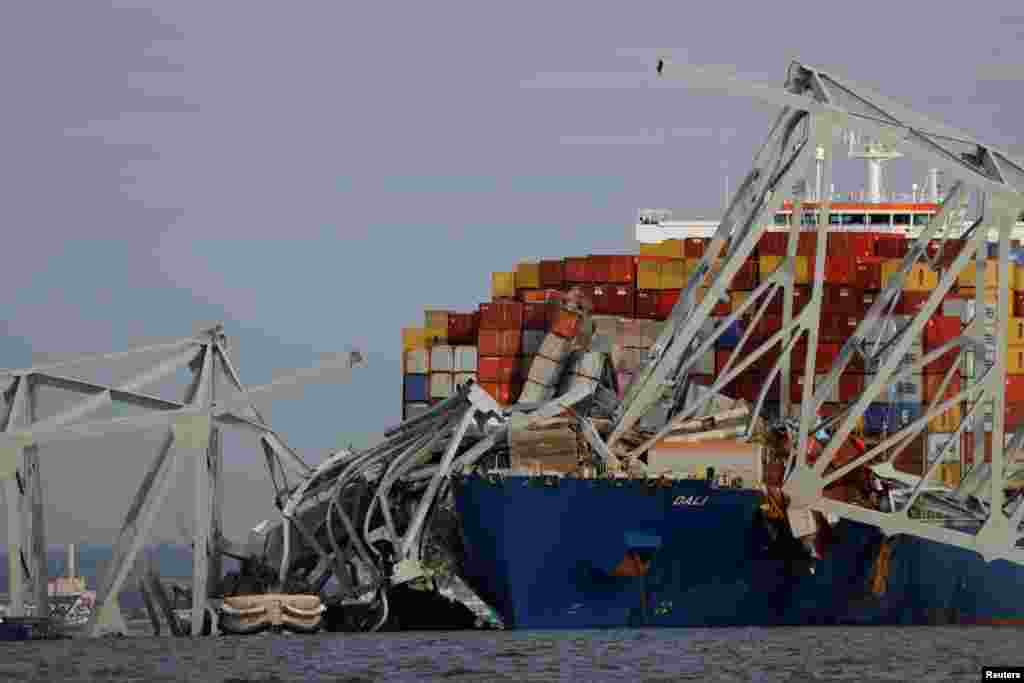 Поглед кон товарниот брод наречен Дали, кој удри во мостот Френсис Скот Ки, по што мостот се урна во Балтимор, Мериленд, САД, 26 март 2024 година.