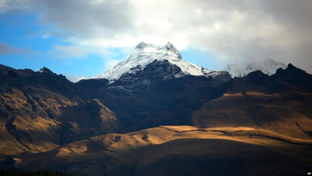 ARCHIVO - La montaña Vallunaraju se encuentra en lo alto de los Andes, temprano en la mañana en Huaraz, Perú, el miércoles 3 de diciembre de 2014.