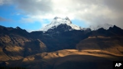 ARCHIVO - La montaña Vallunaraju se encuentra en lo alto de los Andes, temprano en la mañana en Huaraz, Perú, el miércoles 3 de diciembre de 2014.