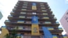 巴黎奥林匹克村乌克兰运动员居住的楼挂满乌克兰国旗。（2024年7月23日）