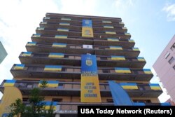 Las banderas ucranianas adornan los balcones del edificio de residencia del equipo de Ucrania en la villa de los atletas de los Juegos Olímpicos de París 2024 el 23 de julio de 2024. Kirby Lee-USA TODAY Sports