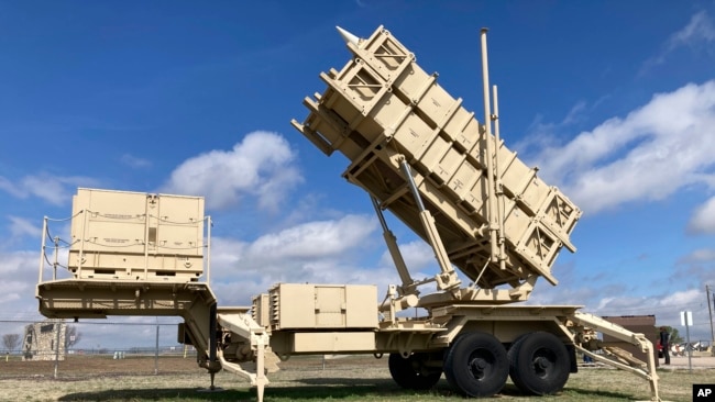 Un lanzador móvil de misiles Patriot se exhibe fuera del Puesto del Ejército de Fort Sill cerca de Lawton, Oklahoma, EEUU, el 21 de marzo de 2023. Los soldados de Ucrania han estado entrenando en el sistema de armas en Fort Sill desde enero.