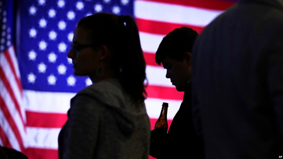 Detalj iz jednog od izbornih štabova na predsedničkim izborima u Americi 2016. (Foto: AP/Charles Krupa)