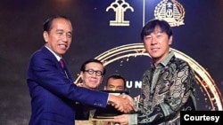 Presiden Jokowi secara simbolis menyerahkan Golden Visa kepada salah satu Global Talent terkemuka, Pelatih Timnas Sepak Bola Indonesia, Coach Shin Tae Yong, di Hotel Raffles, Jakarta. Kamis, 25 Juli 2024. (Biro Setpres)