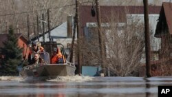 Spasioci ruskog Ministarstva za vanredne situacije voze se čamcem kako bi pomogli lokalnim stanovnicima tokom evakuacije iz poplavljenog područja u Orenburgu, Rusija, 11. aprila 2024.
