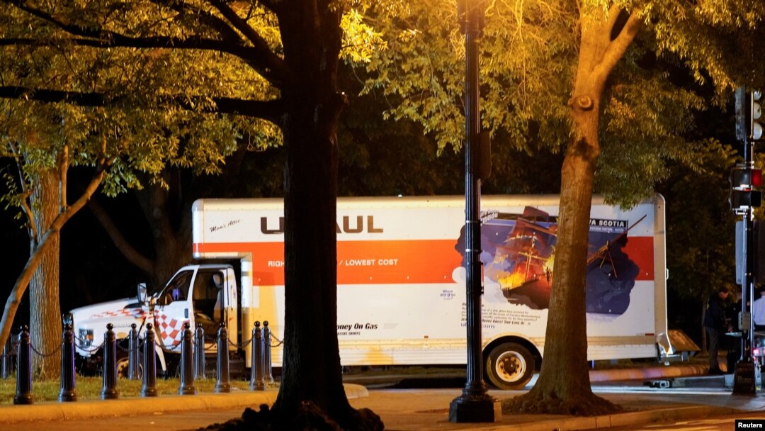 Una vista de un camión alquilado que se estrelló contra las barreras de seguridad en el Parque Lafayette frente a la Casa Blanca, mientras el Servicio Secreto de EEUU y otras agencias de aplicación de la ley investigan el incidente, en Washington, 23 de mayo de 2023. 