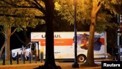 Una vista de un camión alquilado que se estrelló contra las barreras de seguridad en el Parque Lafayette frente a la Casa Blanca, mientras el Servicio Secreto de EEUU y otras agencias de aplicación de la ley investigan el incidente, en Washington, 23 de mayo de 2023. 