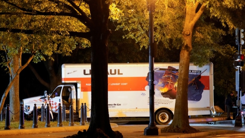 Un homme inculpé pour avoir foncé en camion sur une barrière près de la Maison Blanche