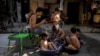 Trẻ em ngâm mình trong xô chậu để giải nhiệt vào ngày nắng nóng ở Manila, Philippines, hôm 29/4/2024.