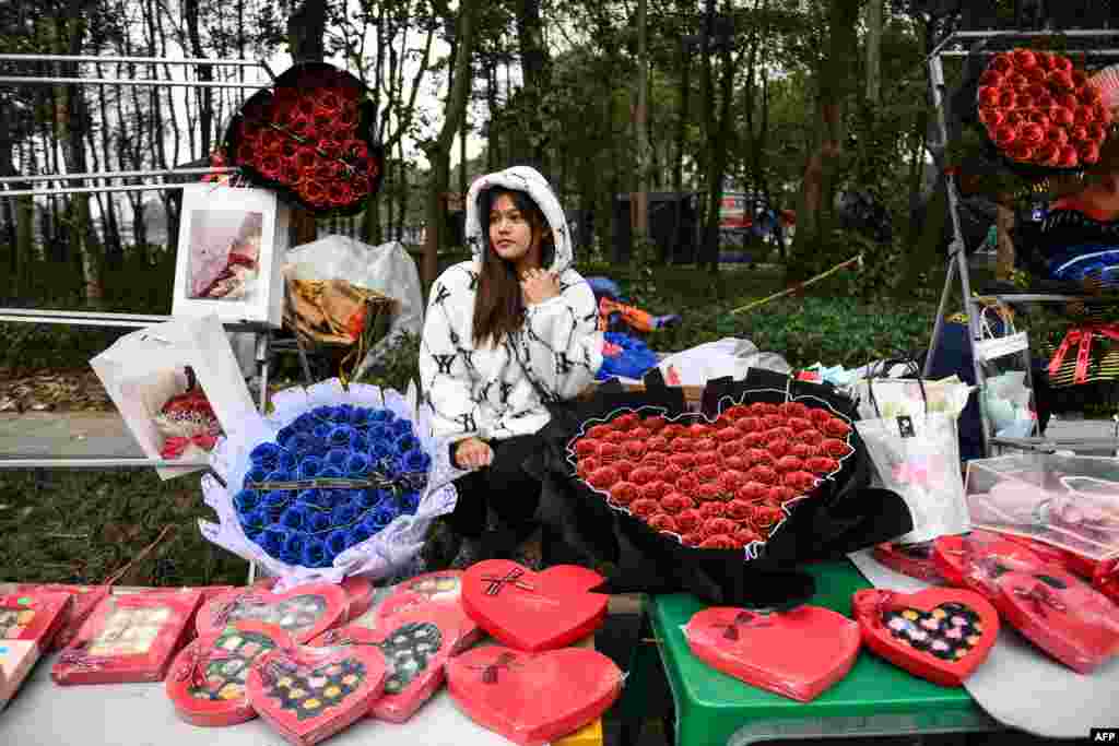 ویتنام میں ویلنٹائنز ڈے کے موقع پر خاص گلدستے فروخت کیے جا رہے ہیں۔ 