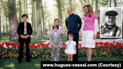 هوگ واسال (راست) عکس‌هایی از مراسم خصوصی خاندان شاهنشاهیی ایران تا سالهای میانی دهه پنجاه ثبت کرد. 