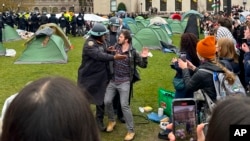  پولیس نے ایک مظاہرہ کرنے والے کو گرفتار کیا جس نے 18 اپریل 2024 کو نیویارک میں کولمبیا یونیورسٹی کے کیمپس میں ایک کیمپ میں حصہ لیاتھا۔ فوٹو اے پی
