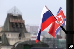 Bendera Rusia dan Korea Utara terlihat di depan stasiun kereta api pusat di Vladivostok, Rusia, 24 April 2019, menjelang pertemuan puncak di kota tersebut antara Presiden Rusia Vladimir Putin dan pemimpin Korea Utara Kim Jong Un. (Foto: AP)