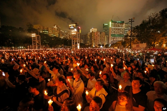 2019年6月4日香港人民在维多利亚公园为六四事件举行烛光纪念活动。