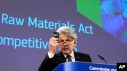 2023年3月16日，欧盟内部市场专员蒂埃里·布雷顿 （Thierry Breton） 在布鲁塞尔欧盟总部举行的每周一次专员团会议后的新闻发布会上。（美联社照片）