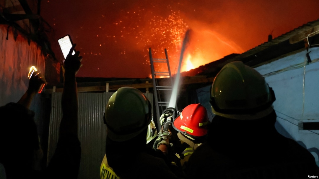 Petugas pemadam kebakaran berusaha memadamkan api di stasiun penyimpanan bahan bakar yang dioperasikan oleh Pertamina, di Plumpang, Jakarta, 3 Maret 2023. (REUTERS/Willy Kurniawan)