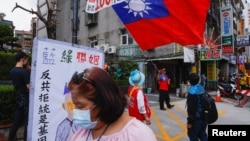 台湾国民党宣布其总统候选人之际，支持者在台北国民党总部迁挥舞台湾旗帜。（2023年5月17日）