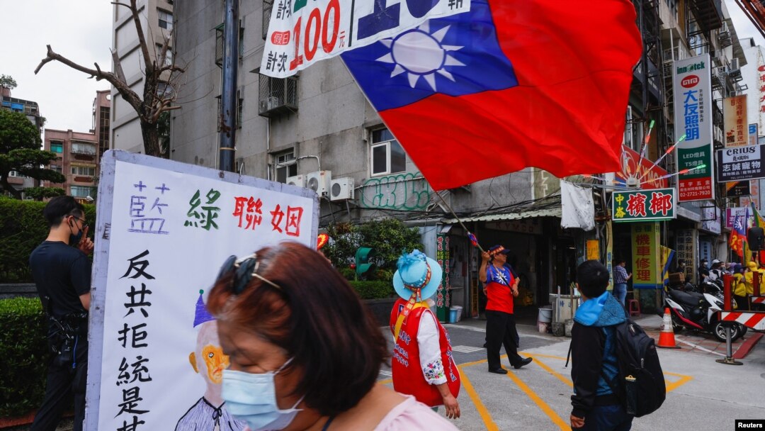 Pendukung Kuomintang (KMT) berkumpul di luar markas besar saat partai tersebut mengumumkan calon presiden di Taipei, Taiwan, 17 Mei 2023. (Foto: REUTERS/Ann Wang)