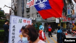 Pendukung Kuomintang (KMT) berkumpul di luar markas besar saat partai tersebut mengumumkan calon presiden di Taipei, Taiwan, 17 Mei 2023. (Foto: REUTERS/Ann Wang)