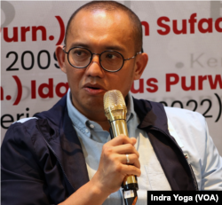 Juru bicara Kementerian Pertahanan, Dahnil Anzar Simanjuntak dalam diskusi membedah buku berjudul Politik Pertahanan yang ditulisnya pada Jumat (5/1) di Jakarta. (VOA/Indra Yoga)