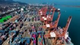 Kontainer pengiriman terlihat di Pelabuhan Lianyungang di Lianyungang, di Provinsi Jiangsu, China timur pada 26 Maret 2024. Ekonomi China tumbuh dalam kecepatan lebih tinggi dibanding perkiraan pada tiga bulan pertama tahun ini.(Foto: AFP)