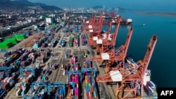 Kontainer pengiriman terlihat di Pelabuhan Lianyungang di Lianyungang, di Provinsi Jiangsu, China timur pada 26 Maret 2024. Ekonomi China tumbuh dalam kecepatan lebih tinggi dibanding perkiraan pada tiga bulan pertama tahun ini.(Foto: AFP)