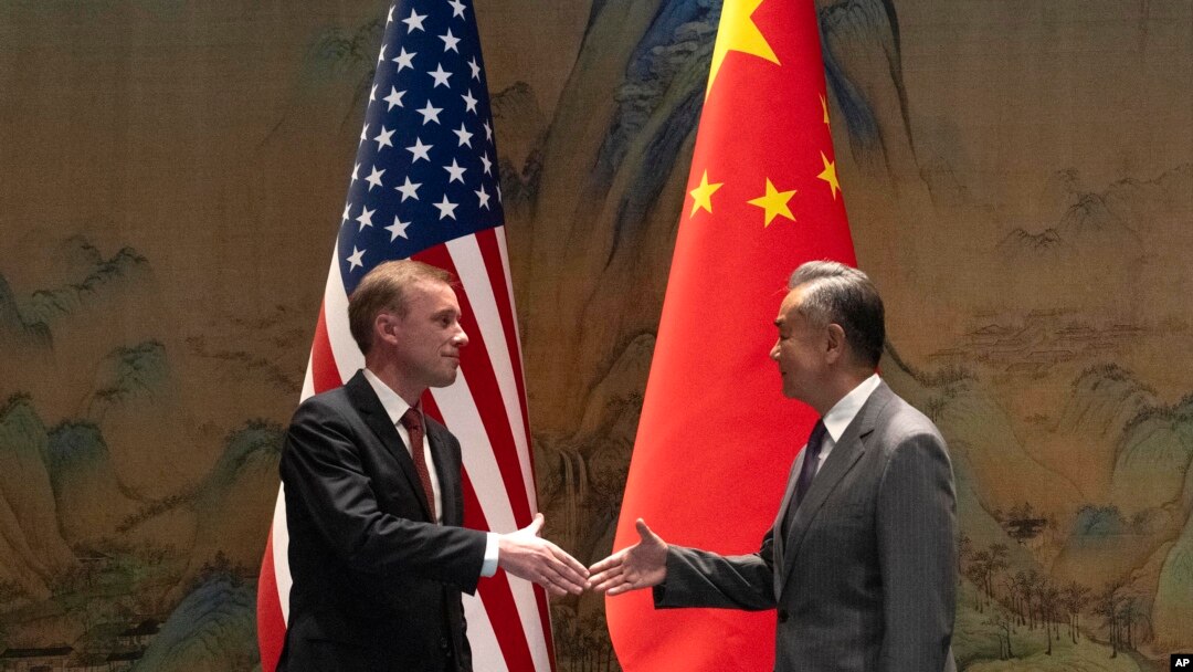 中共中央外事工作委員會辦公室主任王毅在北京雁棲湖與造訪的美國白宮國家安全顧問傑克‧沙利文握手。 （2024年8月27日）