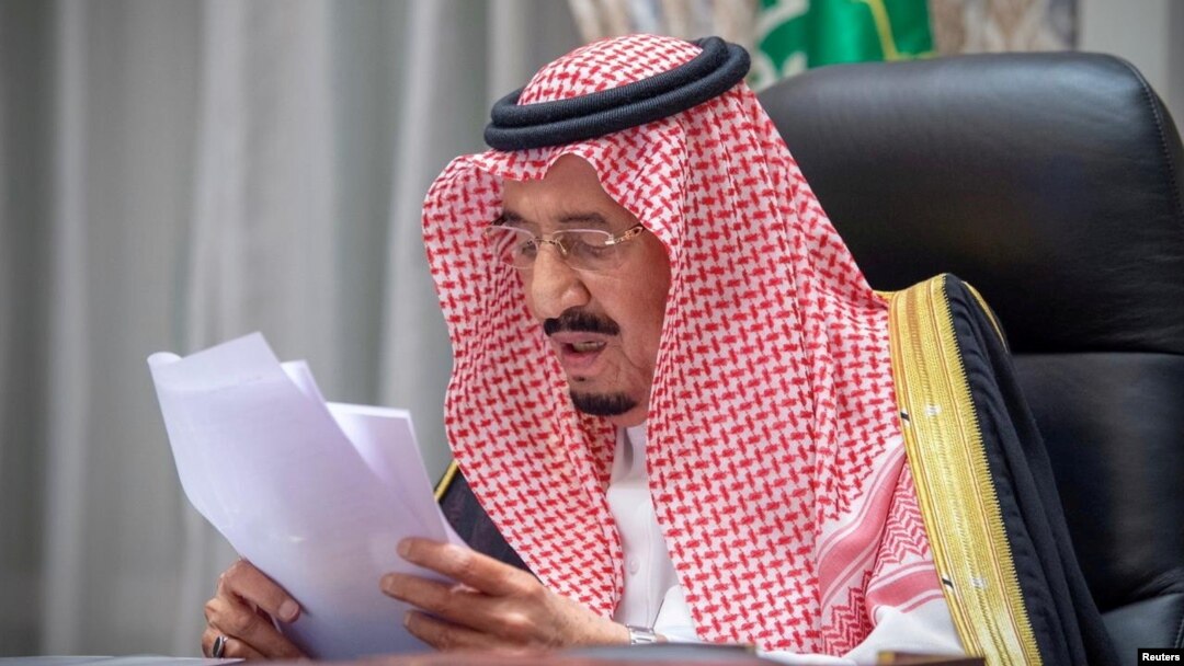 Dok – Raja Saudi Salman bin Abdulaziz memberikan pidato virtual dari istananya di NEOM, Arab Saudi. (Bandar Algaloud/Courtesy of Saudi Royal Court/Handout via Reuters)