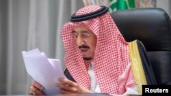 Dok – Raja Saudi Salman bin Abdulaziz memberikan pidato virtual dari istananya di NEOM, Arab Saudi. (Bandar Algaloud/Courtesy of Saudi Royal Court/Handout via Reuters)