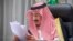Dok – Raja Saudi Salman bin Abdulaziz memberikan pidato virtual dari istananya di NEOM, Arab Saudi. (Bandar Algaloud/Courtesy of Saudi Royal Court/Handout via Reuters)