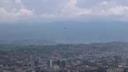 Niski prelet američkih bombardera iznad Sarajeva