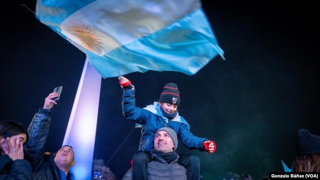 Los argentinos salieron a las calles para celebrar su victoria 1-0 sobre Colombia en la final de la Copa América.