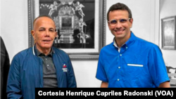 Dos de los líderes políticos de la oposición venezolana, Manuel Rosales, en el centro de la foto, y Henrique Capriles Radonski, a la derecha, posan tras reunirse el sábado 26 de agosto de 2023, en Maracaibo. La VOA editó la foto original con un filtro de efecto.