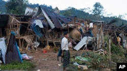 资料照片: 2023年10月10日被缅甸军队摧毁的房屋