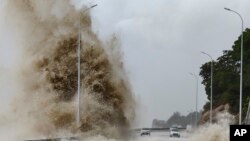 26일 중국 본토에 상륙한 태풍 개미의 영향으로 중국 남동부 푸젠성 해안도로에 거대한 파도가 들이치고 있다.