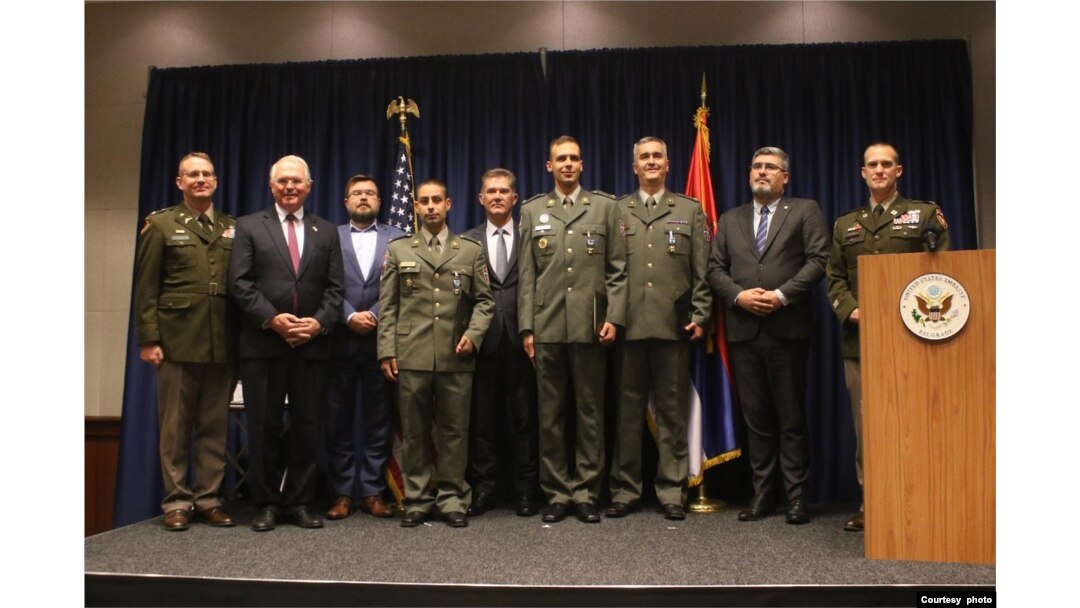 Ambasador SAD pozira za fotografiu sa pripadnicima Vojske Srbije tokom svečane dodele američkih vojnih medalja JSAM, u američkoj ambasadi u Beogradu, 17. aprila 2024. (Foto: FoNet)