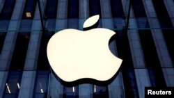 FILE: Logo Apple di pintu masuk toko Apple di 5th Avenue, Manhattan, New York, AS, 16 Oktober 2019. (REUTERS/Mike Segar)