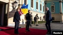 Presiden AS Joe Biden bertemu dengan Presiden Ukraina Volodymyr Zelenskiy di Istana Mariinsky, Kyiv, Ukraina, dalam kunjungan mendadak, 20 Februari 2023. (Evan Vucci/Pool via REUTERS)