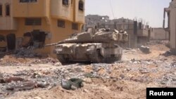 28일 가자지구 남부 라파 도심에서 이스라엘 군 탱크가 작전을 수행중이다.
