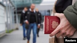 Osoba drži pasoš na graničnom prelazu Vaalimaa između Rusije i Finske, 23. septembar 2022.