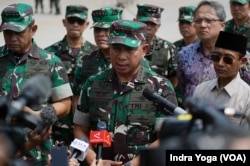 Dalam keterangannya pada Jumat (29/3) di Lanud Halim Perdanakusumah, Panglima TNI Jenderal Agus Subiyanto mengatakan bahwa terdapat 900 buah payung udara untuk orang dan barang yang dikirim ke Palestina menggunakan Pesawat Hercules. (VOA)