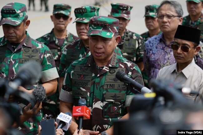 Dalam keterangannya pada Jumat (29/3) di Lanud Halim Perdanakusumah, Panglima TNI Jenderal Agus Subiyanto mengatakan bahwa terdapat 900 buah payung udara untuk orang dan barang yang dikirim ke Palestina menggunakan Pesawat Hercules. (VOA)