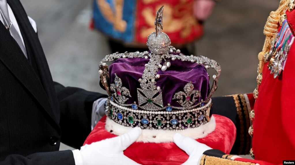 资料照：英国一顶镶满钻石的王冠 (photo:VOA)
