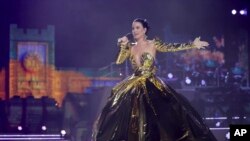 La cantante estadounidense Katy Perry se presenta en el escenario durante un concierto en el Castillo de Windsor en Windsor, Inglaterra, el domingo 7 de mayo de 2023, para celebrar la coronación del rey Carlos III. Es uno de varios eventos durante un fin de semana de tres días de celebraciones. (Chris Jackson/Foto de la piscina vía AP)