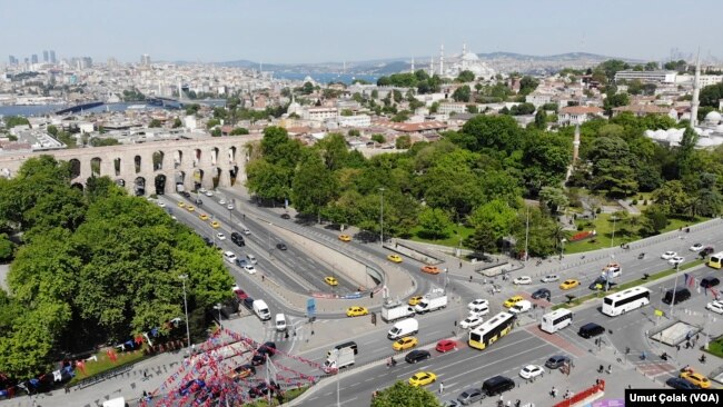 Fatih Sultan Mehmet’in İstanbul'u fethettikten sonra kendi külliyesini yaptığı Fatih Cami’nin ardından esnaf için kurulan bir alan olan Saraçhane, defalarca yangınlar atlattı ve defalarca küllerinden yeniden kuruldu.