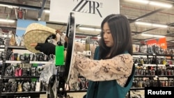 A host promotes a bag during a live stream at luxury e-commerce platform ZZER in Shanghai, China July 5, 2023. (REUTERS/Xihao Jiang)