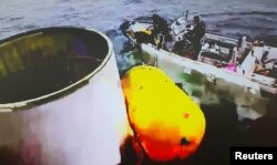 한국 합동참모본부는 지난달 31일 어청도 서방 200여km 해상에서 북한이 주장하는 우주발사체 일부로 추정되는 물체를 식별해 인양했다며 사진을 공개했다.