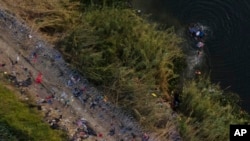 Migranti koriste splav da pređu Rio Grande na granici između Teksasa i Meksika, 11. maja 2023. u Brownsvilleu u Teksasu.